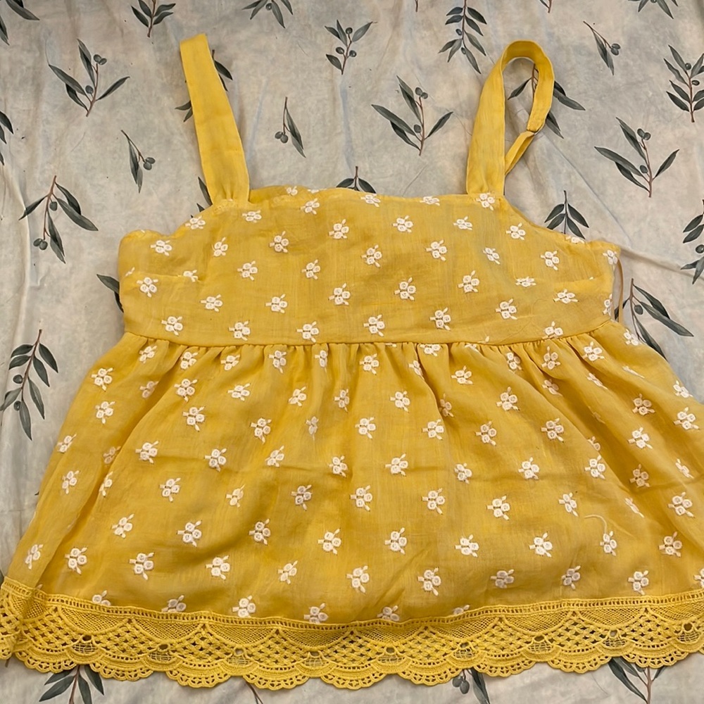 I am selling a yellow Francesca’s shirt! It is a medium and has never been worn!